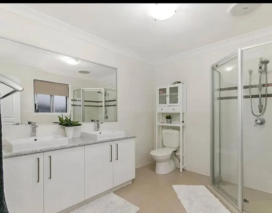 5-Bed Home Near Theme Parks Gold Coast 0*,