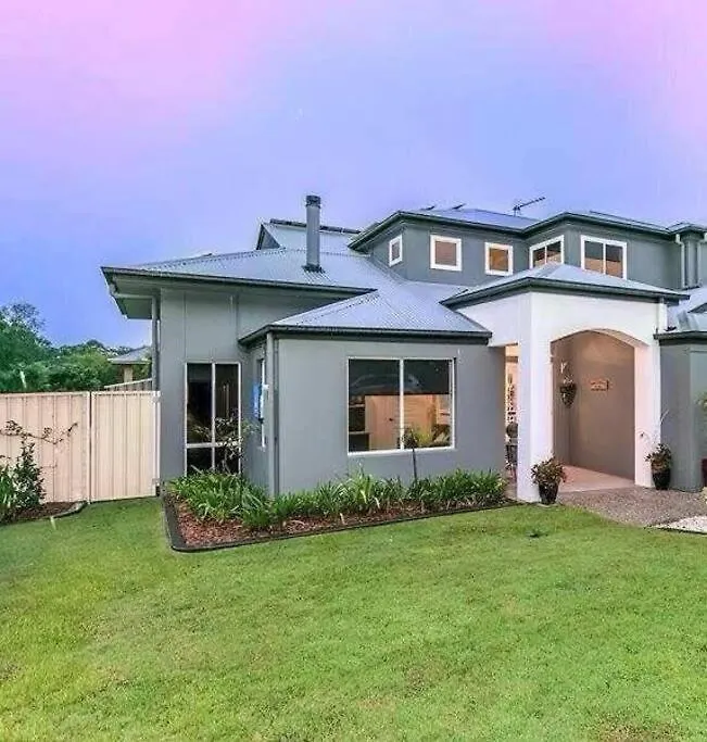5-Bed Home Near Theme Parks Gold Coast